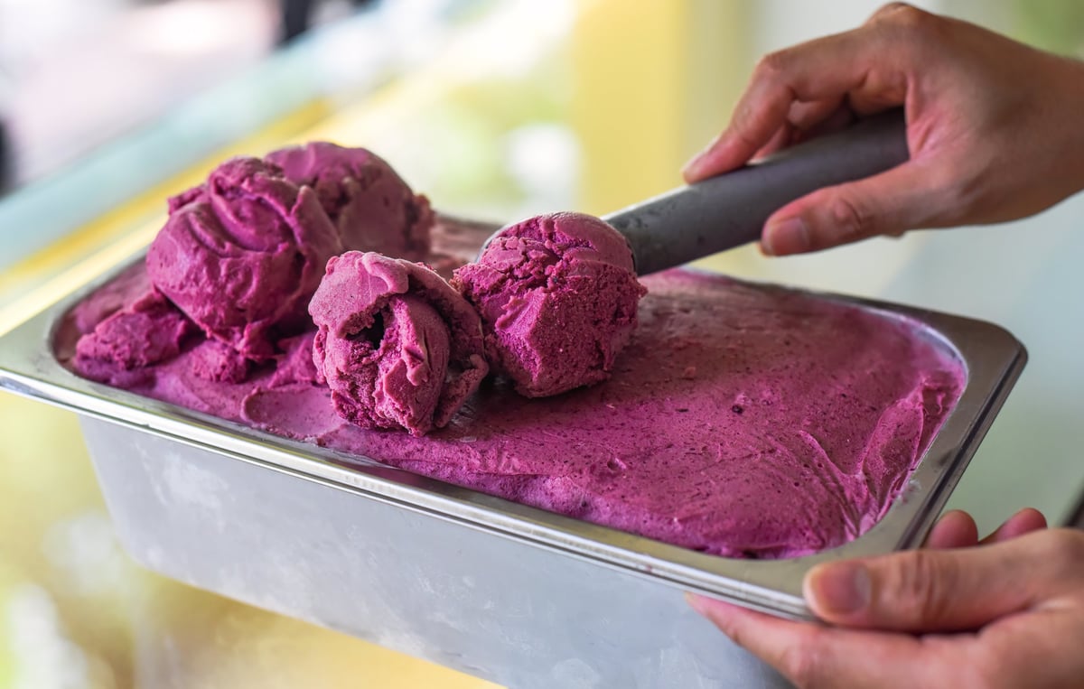 Helado artesanal siendo servido en la cocina profesional