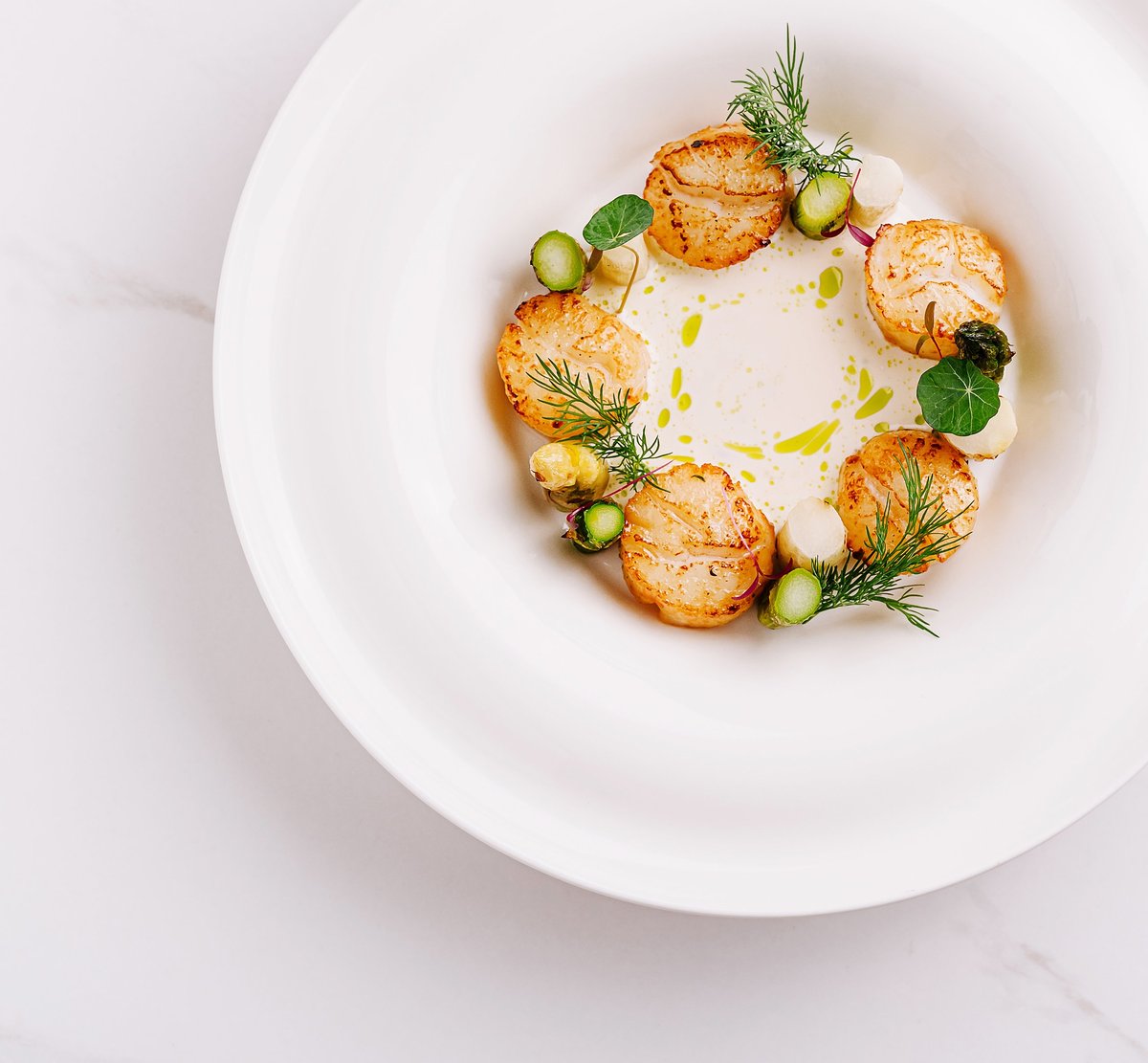 Plato de alta cocina con técnica culinaria de vanguardia